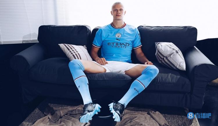 右脚踝囊受伤的基米希随德国队抵达卢森堡，走路仍有不便