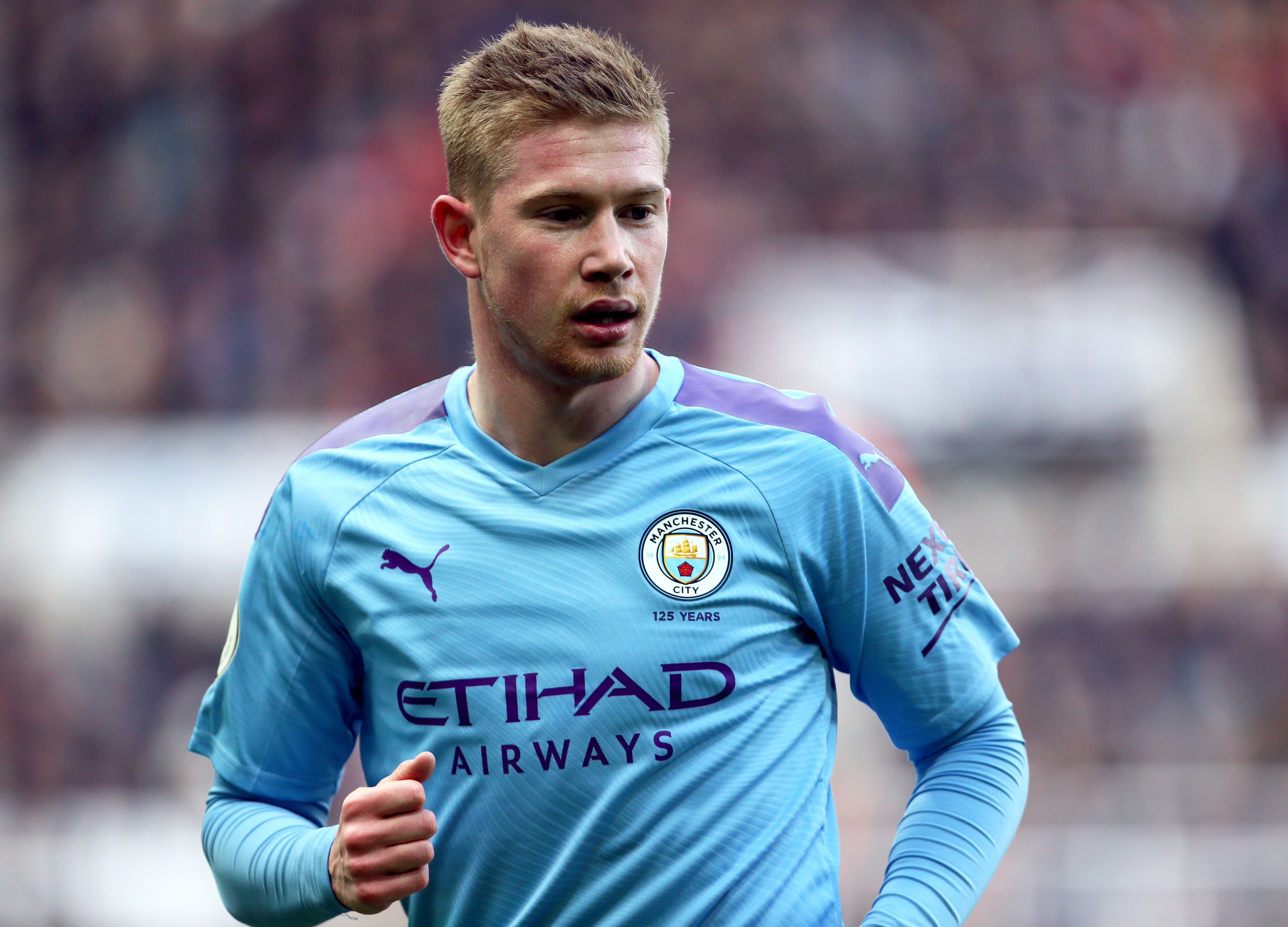 詹姆斯助攻队友完成精彩扣篮（詹姆斯妙传助队友上演精彩暴扣）