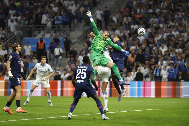 利物浦内讧曝光！斯洛特不愿卖迪亚斯，总监休斯却执意推动转会（利物浦矛盾浮出水面：斯洛特拒售迪亚斯，休斯力推转会）