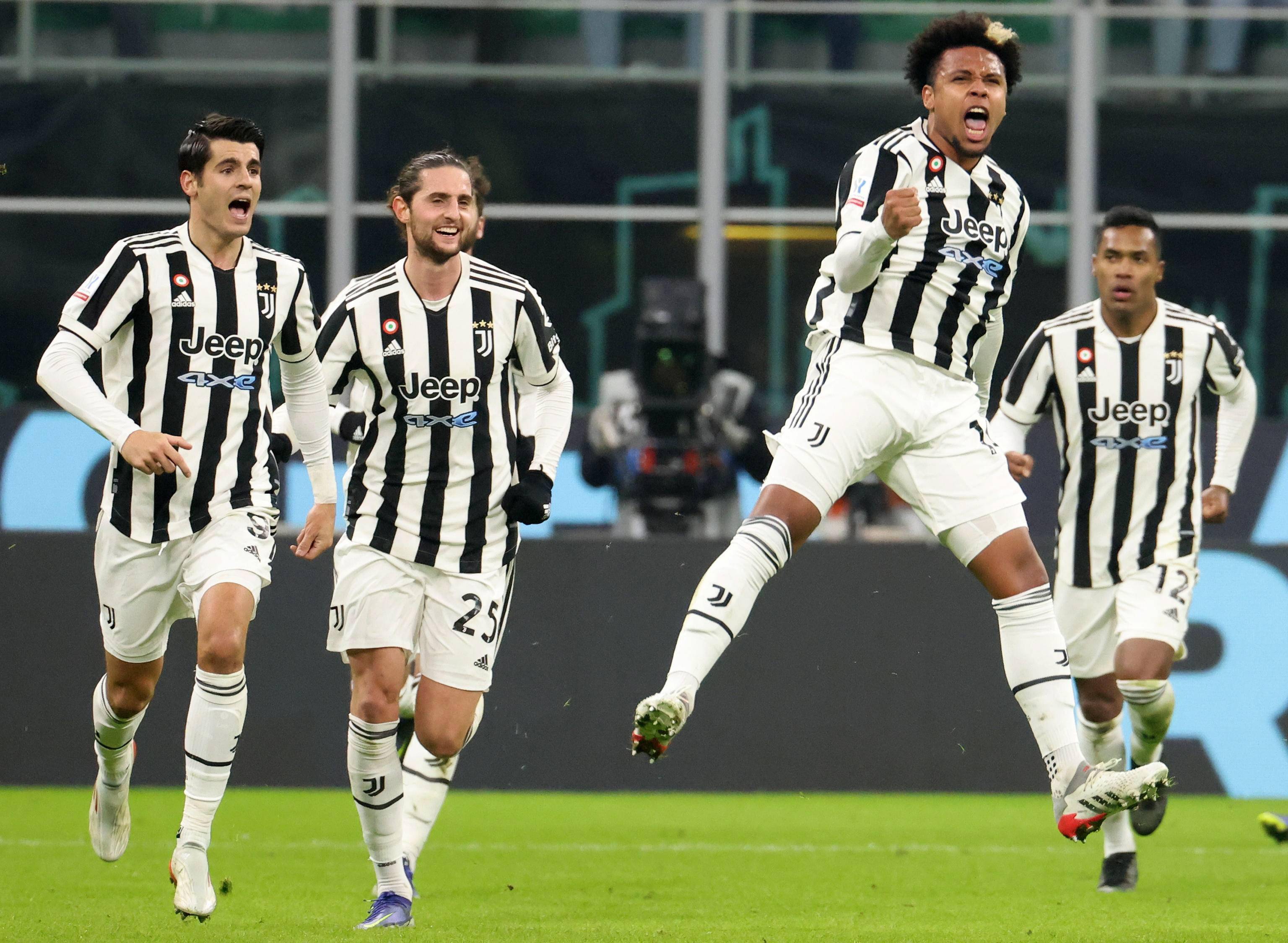 足球英超豪门逆转取胜，主帅赛后握拳怒吼（英超豪门逆转告捷，主帅终场握拳怒吼）