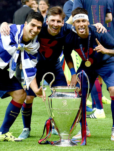 极致弯刀！孙兴慜完美任意球攻入国家队生涯第54球（神级弧线！孙兴慜任意球破门斩获国家队第54球）