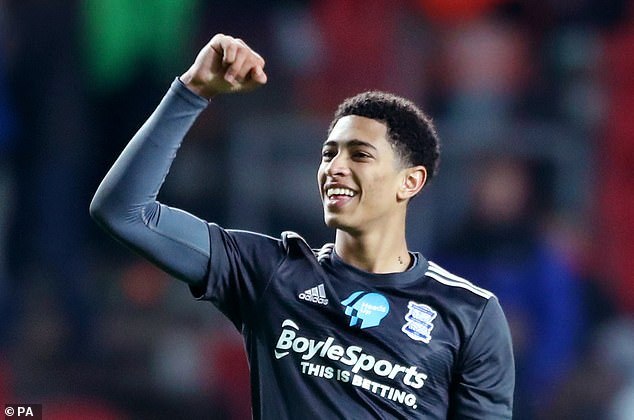 英超：曼联客场2-1击败莱斯特城（英超：曼联2-1客胜莱斯特城）