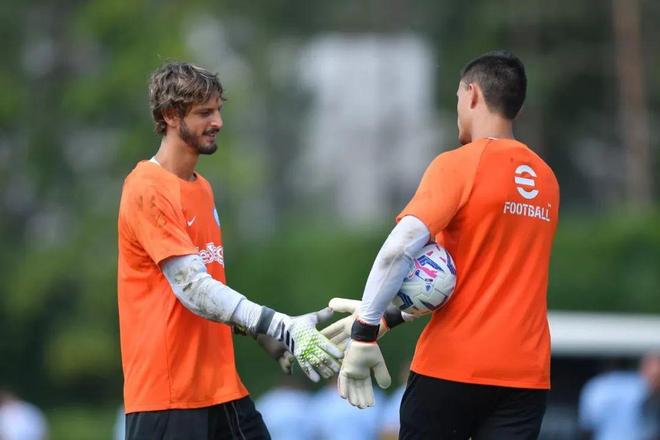 罗马诺：尤文并未追逐坎塞洛，球员不降薪意甲俱乐部无法负担（罗马诺：尤文未追坎塞洛；若不降薪，意甲诸队难承其薪资）