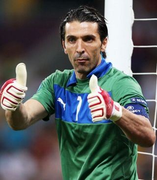 创历史，埃因霍温是首支正式比赛在安菲尔德打进3球的荷兰球队（埃因霍温改写纪录：首支在安菲尔德正式赛攻入3球的荷兰队）