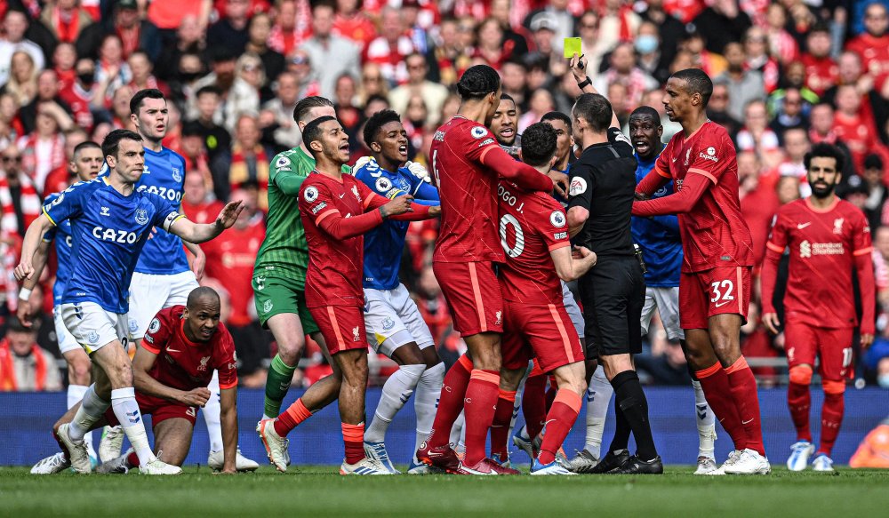 47岁苏提达率泰国队入场，穿西装系领带气宇轩昂，“艳压”欧拉弄（47岁苏提达领衔泰国队亮相，西装配领带气度不凡，风头盖过欧拉弄）