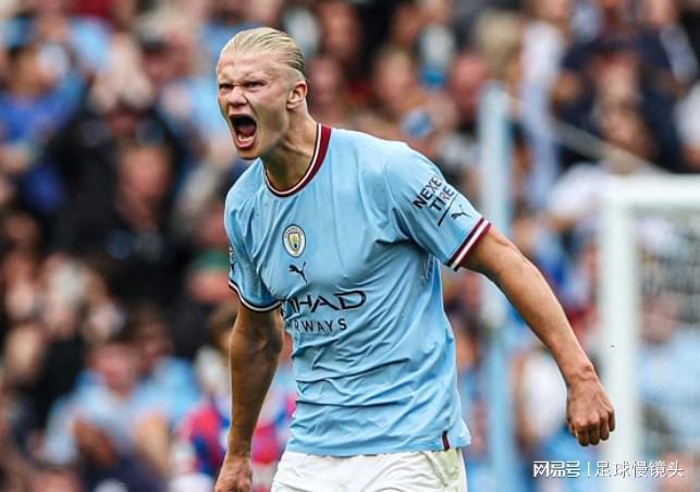 满血回归，此前经历眼部手术的奥利塞在进球后捂住一只眼庆祝（眼部手术后强势归来，奥利塞破门后捂单眼庆祝）