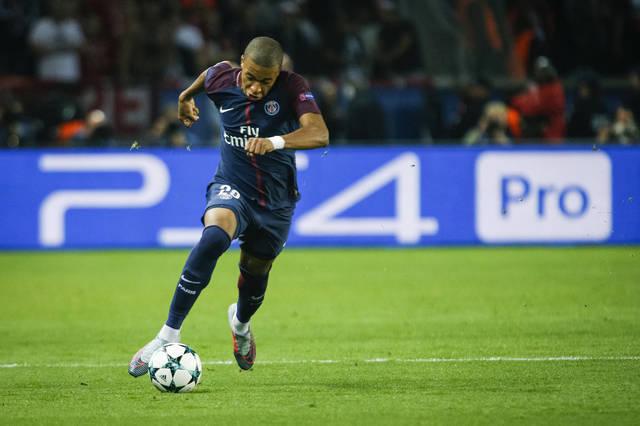 足球世界杯比赛用球曝光，设计引好评（世界杯官方比赛用球亮相，设计广受好评）