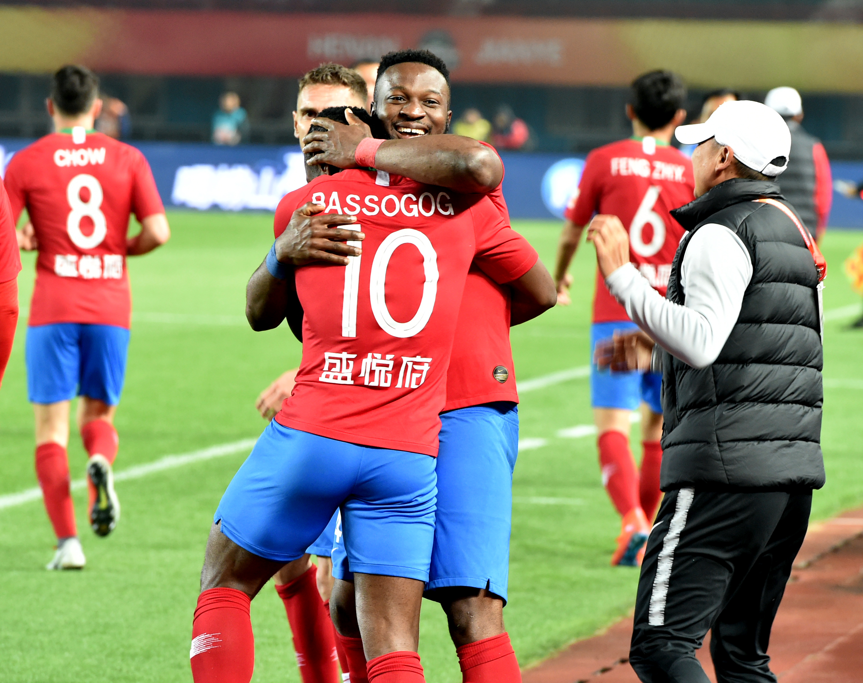 穆勒：卡尔在享受努力提高的过程，同时也在享受比赛的乐趣（穆勒：卡尔既享受提升自我的努力，也享受比赛的快乐）